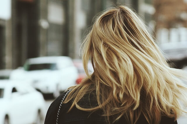 kobieta o blond włosach