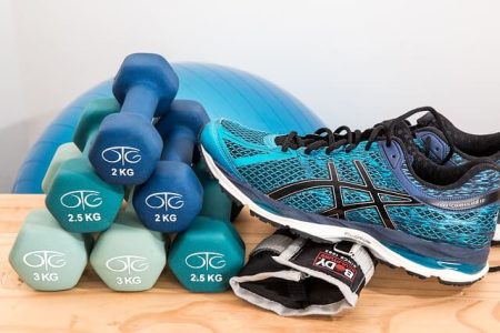 Karty zniżkowe na fitness, siłownię lub basen – co to jest? Popularne systemy zniżkowe w Polsce