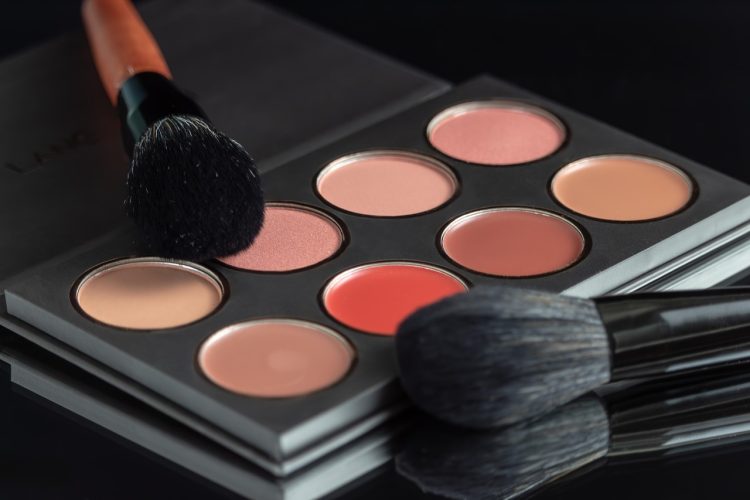 Paleta różnokolorowych różu do policzków z pędzlami do makijażu