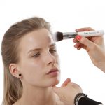 Jak nakładać bronzer, żeby twarz wyglądała naturalnie