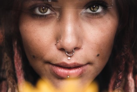 Jakie kolczyki będą pasować do piercingu ust? Gdzie szukać bezpiecznej biżuterii?