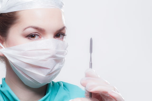 Kobieta doktor ze skalpelem