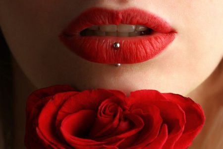 Najpopularniejsze rodzaje piercingu ust