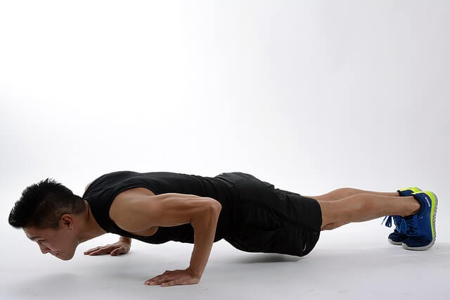 facet ćwiczy plank