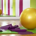 Karty zniżkowe na fitness, siłownię lub basen – co to jest? Popularne systemy zniżkowe w Polsce