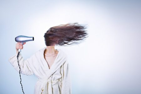 Jak dbać o włosy? 7 zasad, które pomogą mieć zdrowe i piękne włosy