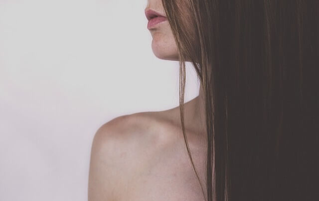 Kobieta z ciemnymi prostymi włosami